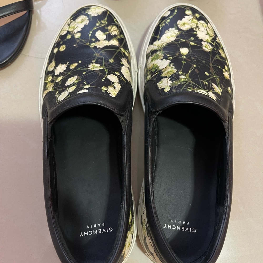 Givenchy - Picture 3 of 4
